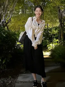 IU looks Beautiful, Shares Photos with Guitar