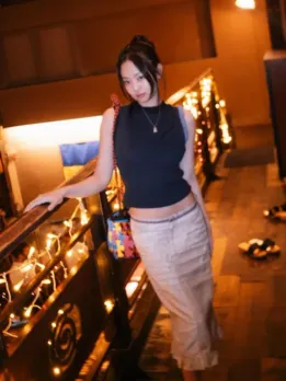 Jennie Stuns in Black Body-hugging Top and Skirt