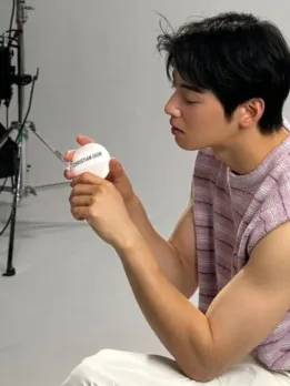 Cha Eunwoo Stuns with Gorgeous Smile, Looks Handsome