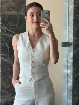TWICE Jihyo Stuns Fans in Chic White Look