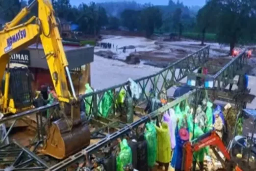 Wayanad Landslide: Heroic! Indian Army's Herculean Effort to Construct Bailey Bridge Over Flooded River Earns Praise, Watch