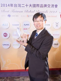 ASUS Corporate Vice President S.Y. Hsu receives Best Taiwan Global Brand Award on companys behalf