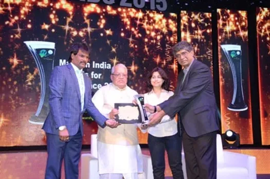 L R Mr. Dhanraj Pillay Former captain of Indian Hockey team and Mr. Kalraj Mishra Union Cabinet Minister for MSME present the Make in India award to Haier India