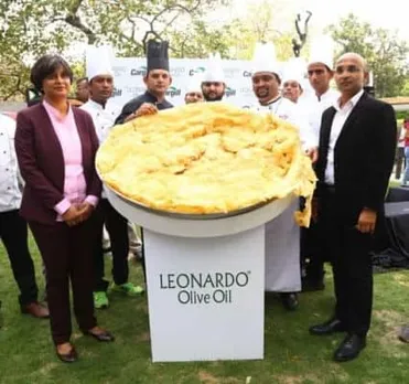L R Neelima Burra CMO Cargill Foods Chefs from Quality Restaurant Mr. Deoki Muchhal MD Cargill Foods and Indias Largest Bhatura fried in Leonardo Olive Oil min x