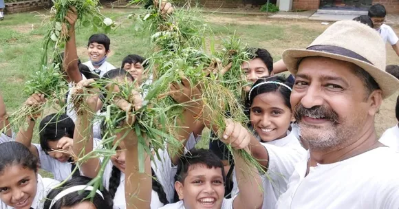 Hitarth Pandya interacting with students