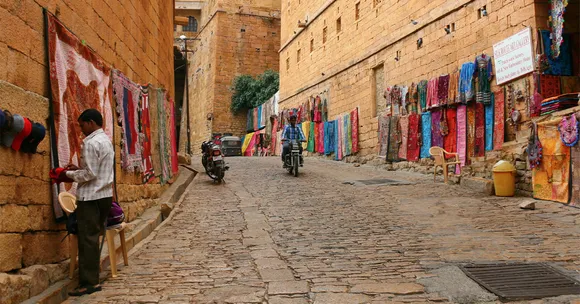 Explore 11 heritage walks across India—from fort towns to royal cities and mountain capitals—where history comes alive. Photograph: (Shutterstock)