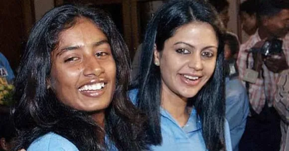 Mandira Bedi with Indian Women's cricket team