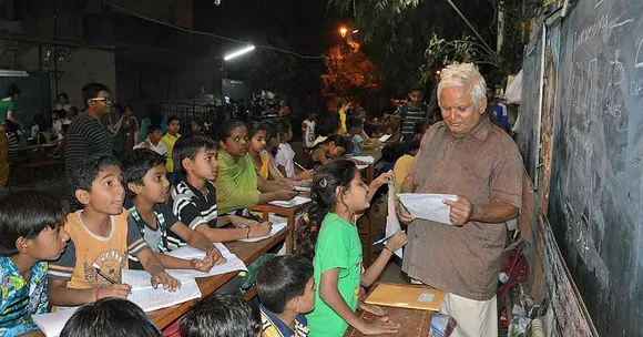 He's Been Educating Kids on the Footpaths of Ahmedabad for 15 Years. Read His Inspiring Story.