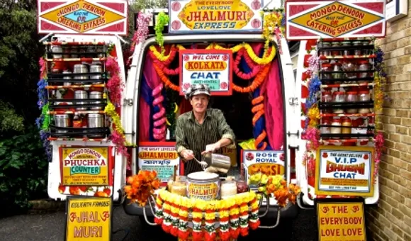 This British Guy Is Selling Jhalmuri on the Streets of London and Everyone's Loving It