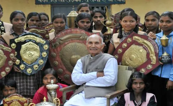 Meet 87-Year-Old 'Tauji', the Force Behind Tribal Girls' Education in Naxal-Infested Bastar