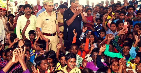 This Bihar IPS Officer Teaches Migrant Workers' Kids Every Evening. And they Love It!