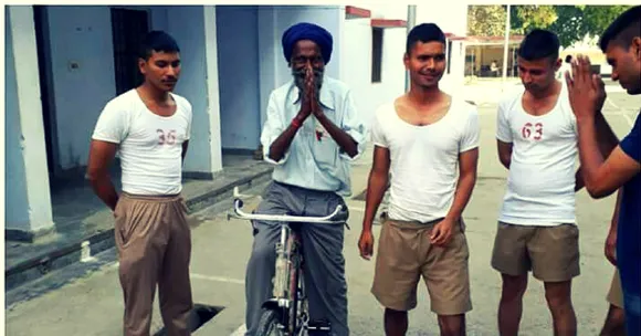 What These Trainee Cops Did for a Hawker in UP Is Just the Monday Motivation You Need!