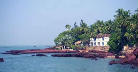You Can Soon Help Clean up Goa's Beaches Using WhatsApp. Here's How!