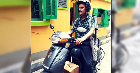 Move Aside Flipkart & Amazon - Kolkata Gets Its Books Home Delivered Thanks to This Book Lover!