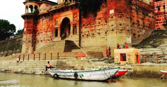 Cow Dung Cakes to Replace Wood in Varanasi's Cremation Ghats