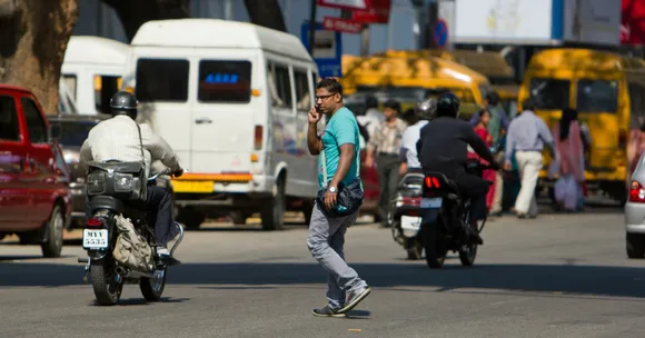 Don't Use Your Phone the Next Time You Cross the Road, Kolkata Cops Will Confiscate It
