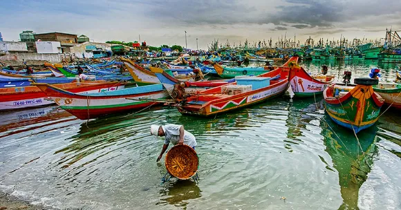 500 Cops Join Fisherfolk in Clearing 150 Tonnes of Trash From Chennai Beach!