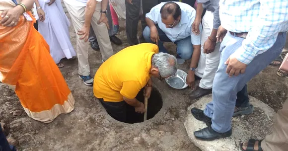 CAG of India Climbs into Toilet Pit, Empties Human Compost with Own Hands!