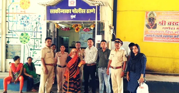 Mumbai Cops Go Beyond Duty, Raise 23K For 65-Year-Old Homeless Woman!