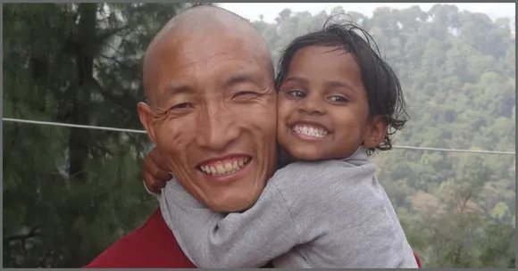 Tibetan Monk Finds Heartwarming Way of Giving Back & Saying 'Thank You, India'!