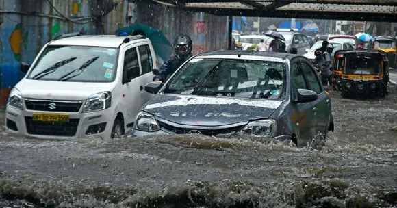 Mumbai Rains: Driving on Flooded Roads? Here's What To Do To Stay Safe!