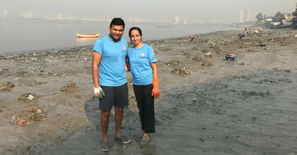 Clearing 500+ Tonnes of Garbage, Mumbai Couple Keeps Mahim Beach 'Alive'!