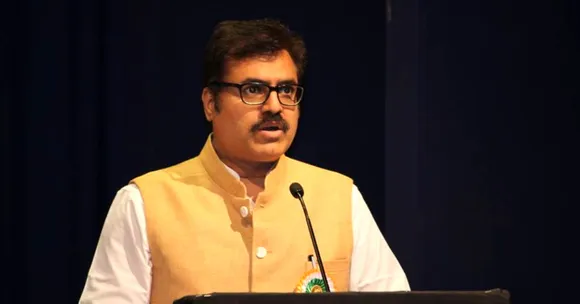 Pune IAS Officer Cracks down on Corrupt Babus, Suspends Them on Spot!