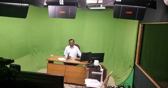 Using Internet & Rs 7L from Own Pocket, Gujarat Teacher Gives Free Tuitions to Poor Kids!