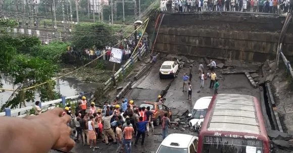 Kolkata Bridge Collapse: Strangers Turn Heroes, Spring into Action Ahead of NDRF!