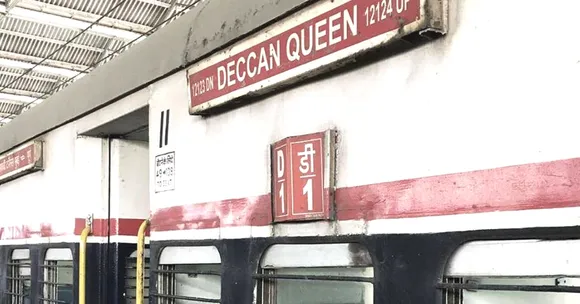'Library On Wheels': Indian Railways' New Move Just Made Your Journeys More Interesting!