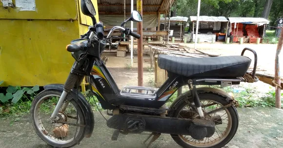 #IconsOfIndia: How India's 1st Desi Moped Made the Common Man Go Luna-Tic!