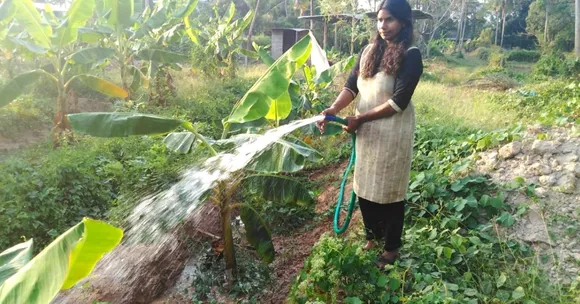 Woman Collects Fish Waste From Stalls, Turns It Into 'Fertifish' to Grow Organic Veggies