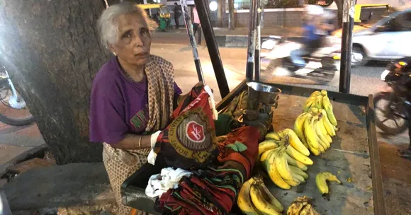 Bengaluru Folks Turn IPL Flags into Bags, Distribute Them to Vendors for Free!