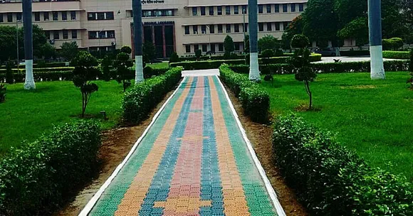 Noida Duo Has Turned 275 Tonnes of Plastic Waste into 6 Lakh Eco-Friendly Tiles!
