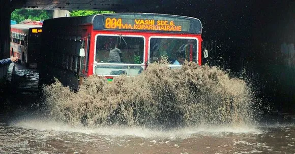 These Mumbaikars Opened Their Doors to Strangers & Animals Stuck In the Rains!