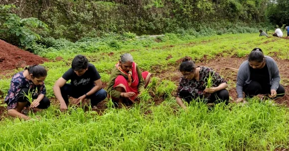 29-YO Quits Her Job to Help Pune Folks 'Travel Dirty' & Experience Village Life!