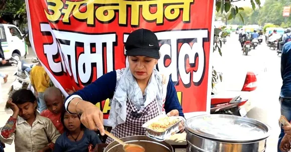 Single Mom's Rajma-Chawal-On-Scooter Feeds Scores of Delhi's Street Kids & Beggars!