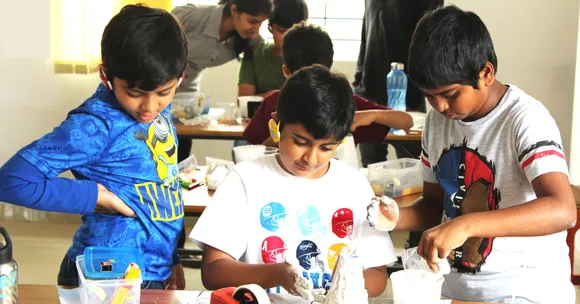Mysuru Men Quit Jobs To Set Up An 'Ashram' That's Making Science Fun for 5000+ Kids!