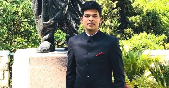 UPSC Aspirants, Dodge Costly Coaching & Learn From IAS Officer's WhatsApp Group