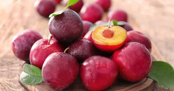 Can Diabetics Eat Aloo Bukhara? Here's Why Science Says You Must Eat More Plums