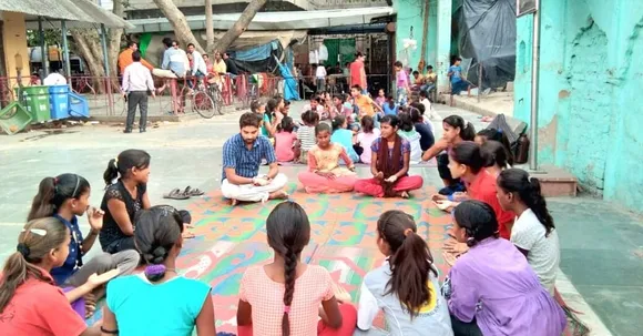 On the Ghats of Ganga, a Hero Provides Free Education to 200 Needy Kids