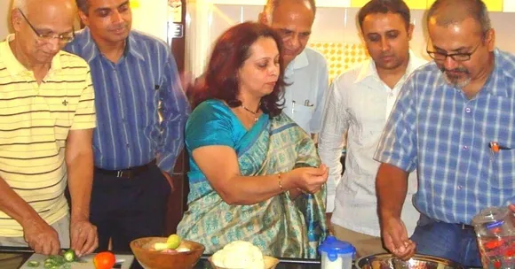 Here's Why Over 1000 Men Have Joined This Pune Actress' Cooking Class