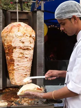 Avoid Infection When Eating Shawarma: Safety Tips After Mumbai Teen Loses Life to Food Poisoning