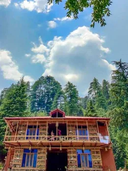 Couple Left Delhi To Build An Earthquake-Resistant Homestay Near Great Himachal National Park