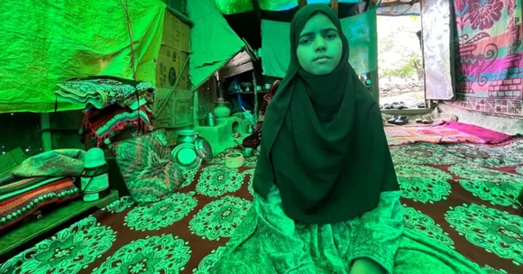 Kashmir’s Tribal Girl Who Grew up in a Tent Defies Family Struggles & Scores 92% in Class 12