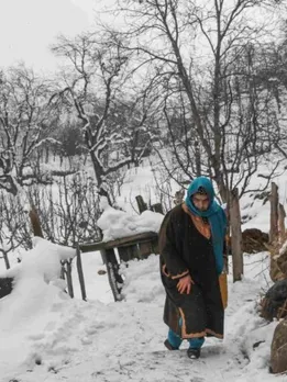 Kashmir’s Brave Postwoman Walks Miles in Snow to Deliver Mail for 30 Years