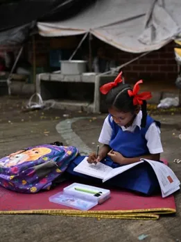 In Mumbai’s Dadar Flower Market, an 8-YO Girl Studied on the Footpath & Topped Her Class