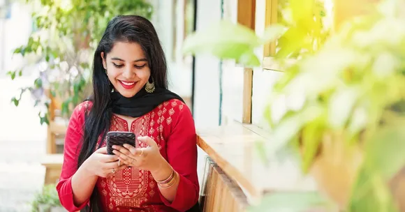 Love in the Time of Dating Apps: Gen Z Couples Share How They  Found Love From a Right Swipe