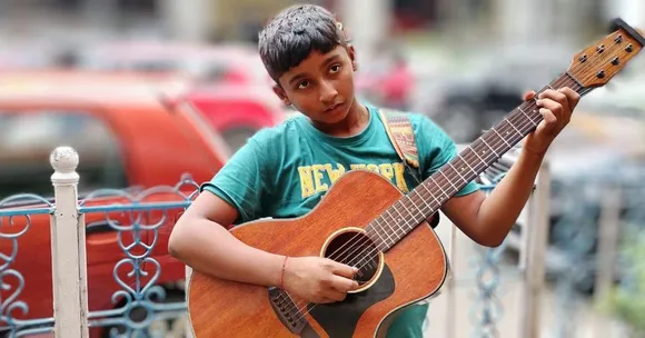 With Just a Guitar & a Dream, This 15-YO Is Turning Kolkata's Park Street Into His First Stage