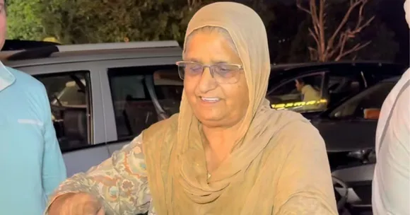 Meet the Inspiring 65-YO Who Wakes at Dawn To Sell Homemade Fruit Cream on a Mohali Footpath